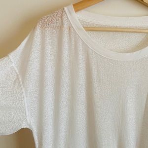 Lulu Lemon White patterned Tshirt - like new!